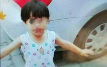 xam hai be gai 5 tuoi toi tu vong vi ngat tho ten hang xom so hai nhay gieng tu tu