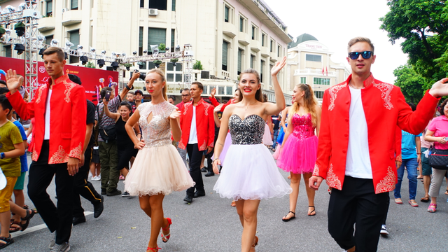 pho di bo ho guom soi dong trong 2 ngay cuoi tuan voi le hoi carnival lan dau tien