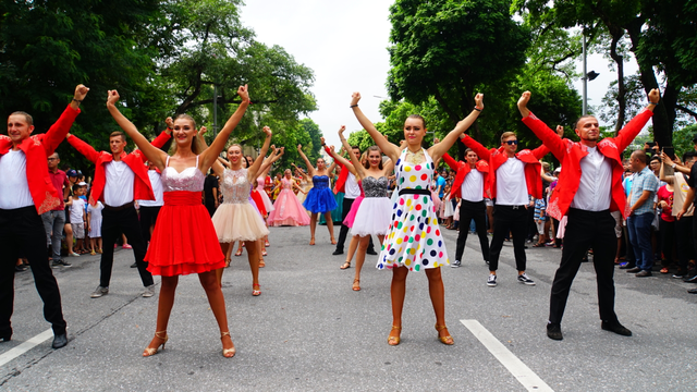 pho di bo ho guom soi dong trong 2 ngay cuoi tuan voi le hoi carnival lan dau tien