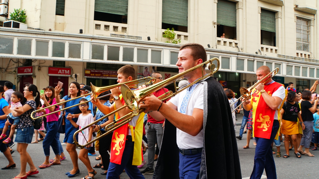 pho di bo ho guom soi dong trong 2 ngay cuoi tuan voi le hoi carnival lan dau tien