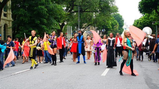 pho di bo ho guom soi dong trong 2 ngay cuoi tuan voi le hoi carnival lan dau tien