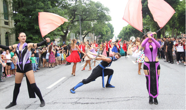 pho di bo ho guom soi dong trong 2 ngay cuoi tuan voi le hoi carnival lan dau tien