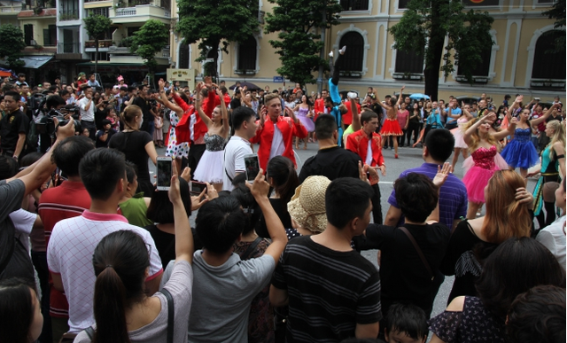 pho di bo ho guom soi dong trong 2 ngay cuoi tuan voi le hoi carnival lan dau tien