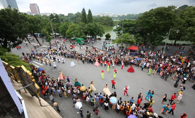 pho di bo ho guom soi dong trong 2 ngay cuoi tuan voi le hoi carnival lan dau tien