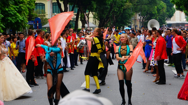 pho di bo ho guom soi dong trong 2 ngay cuoi tuan voi le hoi carnival lan dau tien