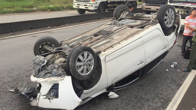 tp hcm hai vo chong hoang loan keu cuu trong o to bi lat nhao sau va cham voi container