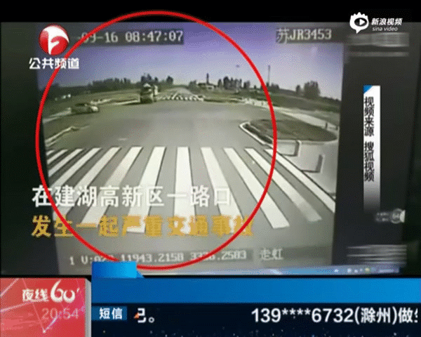 kinh hoang khoanh khac o to con bi container day di xa hang tram met roi de bep