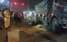 tp hcm vo gao khoc tham thiet ben thi the chong duoi banh xe ben