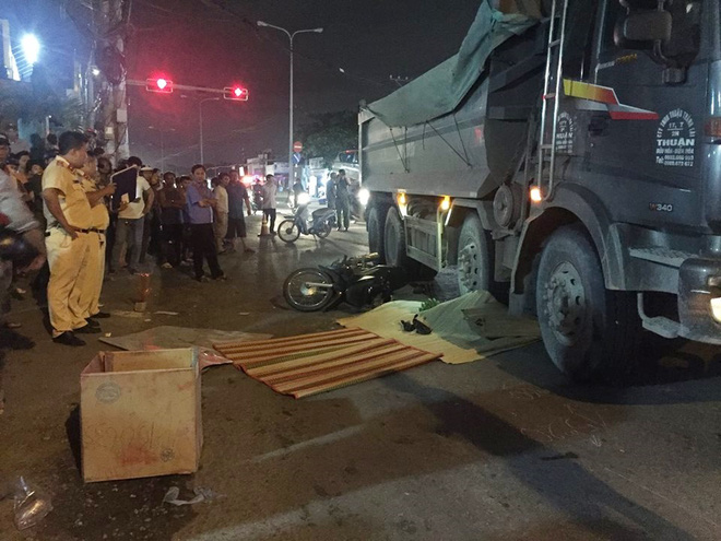 tp hcm vo gao khoc tham thiet ben thi the chong duoi banh xe ben