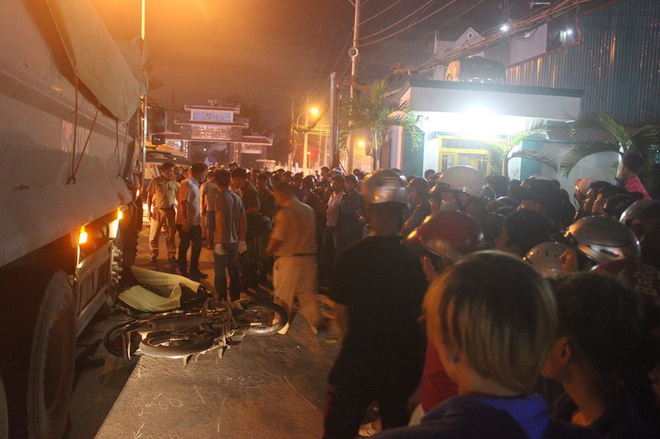 tp hcm vo gao khoc tham thiet ben thi the chong duoi banh xe ben