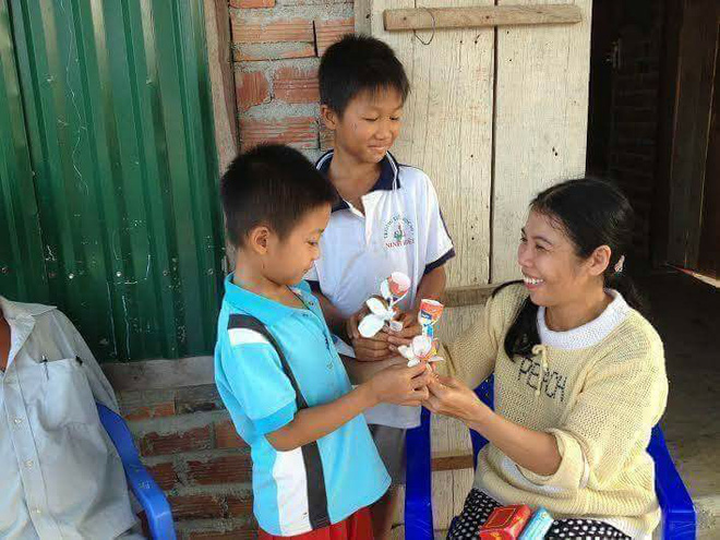 me 2 be khien lai van sam tang luong huu bac sam dua tien ngay khi xuong san khau