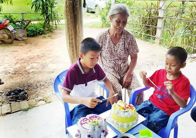 me 2 be khien lai van sam tang luong huu bac sam dua tien ngay khi xuong san khau