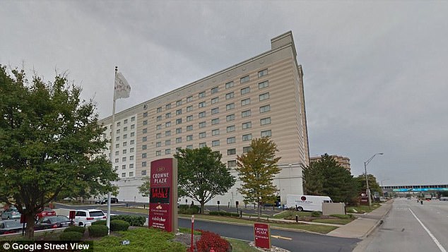 dot ngot mat tich sau bua tu tap cung ban be thieu nu 19 tuoi duoc tim thay chet cong trong tu lanh cua nha bep khach san