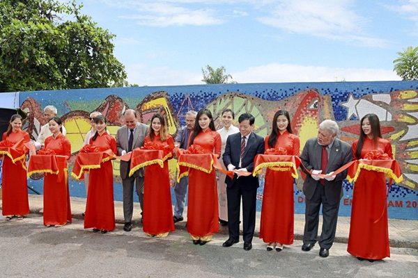 hoa si chile ghi dau an tren con duong gom su tai ha noi