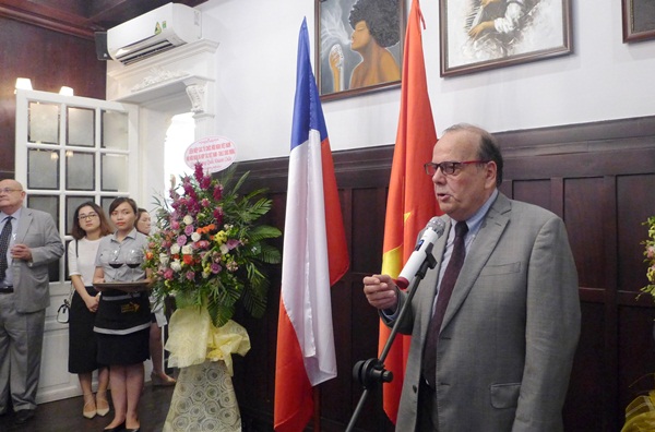 hoa si chile ghi dau an tren con duong gom su tai ha noi