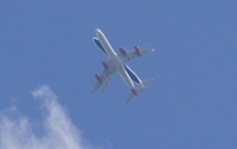 buc hinh gay am anh nguoi xem hai chiec may bay suyt dam vao nhau khi chuan bi ha canh