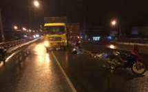 bien hoa chay xe may nguoc chieu tren cau 2 nguoi bi xe tai dam tu vong tai cho