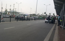 nu cong nhan ve sinh bi xe dau keo dam tu vong trong san bay noi bai