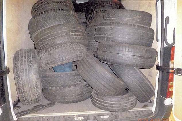 cap tinh nhan phap giau 12 nguoi viet trong chong lop sau thung xe tai