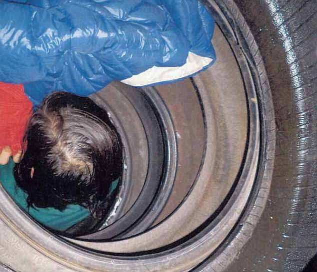 cap tinh nhan phap giau 12 nguoi viet trong chong lop sau thung xe tai