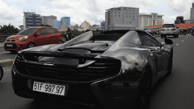 cuong dola dao pho cung sieu xe mclaren va man trinh dien hut mat nguoi xem