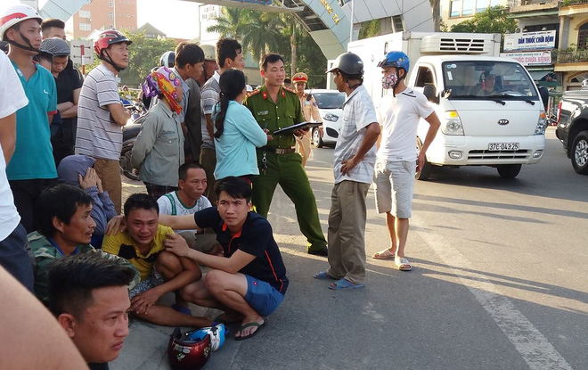 nguoi dan ong oa khoc nuc no khi chung kien con trai 3 tuoi tu vong vo nguy kich sau tai nan