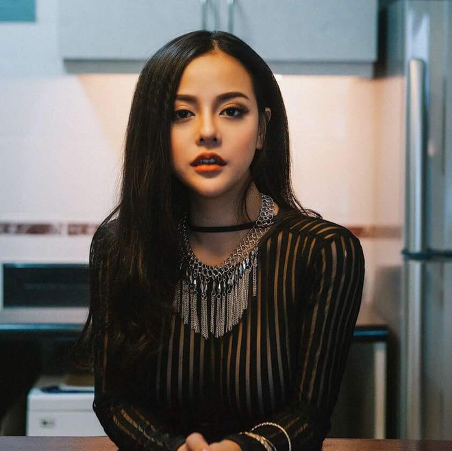 goc tam su mang toi phia sau su lap lanh anh den cua nu dj xinh dep