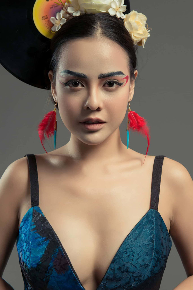goc tam su mang toi phia sau su lap lanh anh den cua nu dj xinh dep