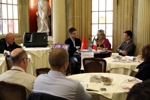 hoc gia italy ra mat an pham ve chu quyen bien dao viet nam