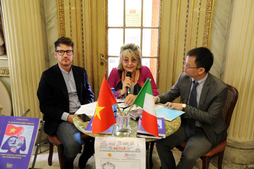 hoc gia italy ra mat an pham ve chu quyen bien dao viet nam