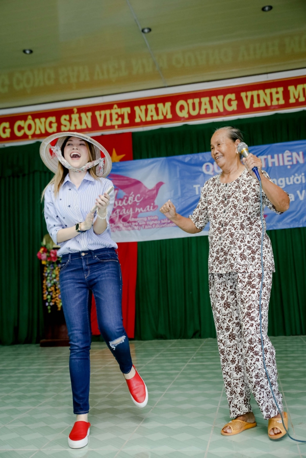 video cu ba mau lua doc rap toi la toi my tam co man nhay phu hoa qua hot