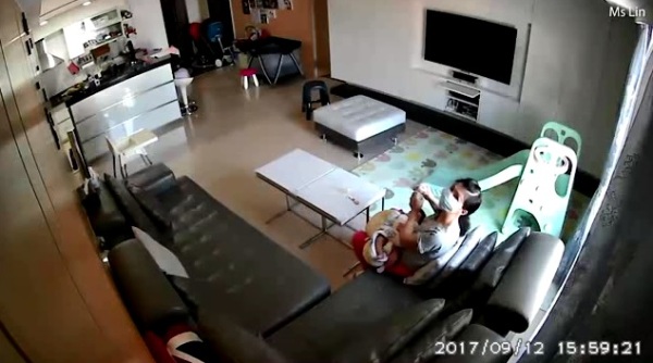 len lut uong sua me cua be gai so sinh nu bao mau con che trach gia chu la do ban tien