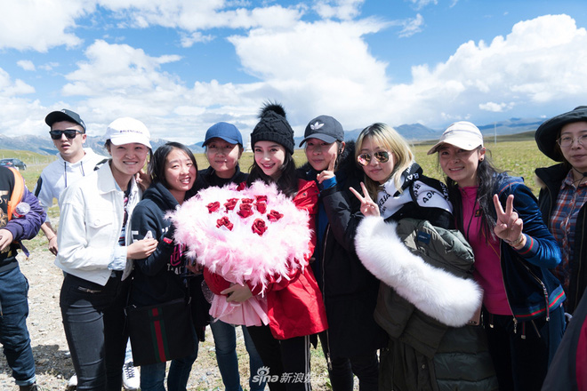 giua tiet troi lanh gia me mot con angelababy van xinh dep rang ngoi