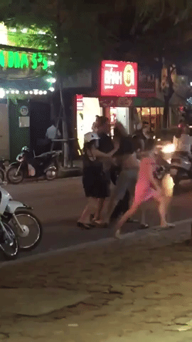 clip nghi minh bi nhin deu nam thanh nien danh nguoi dan ong chay mau dau giua pho ha noi