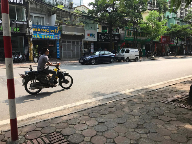 clip nghi minh bi nhin deu nam thanh nien danh nguoi dan ong chay mau dau giua pho ha noi