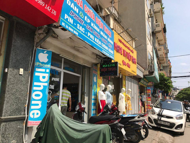 ha noi thanh nien vao cua hang cam iphone tu suong de thu do net khen minh dep trai roi tau thoat ngay