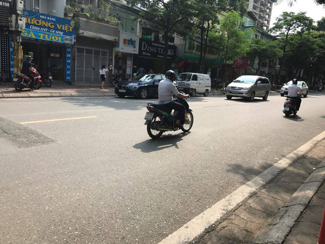 tam giu hinh su nam thanh nien danh nguoi dan ong chay mau dau giua pho ha noi