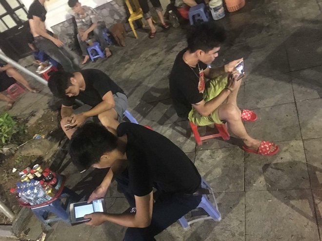 toi cho chang trai ay moi ban gap mat phat thiep cuoi nhung lam lui bo ve vi ban cu cam mat vao dien thoai