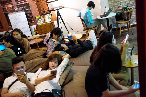 toi cho chang trai ay moi ban gap mat phat thiep cuoi nhung lam lui bo ve vi ban cu cam mat vao dien thoai