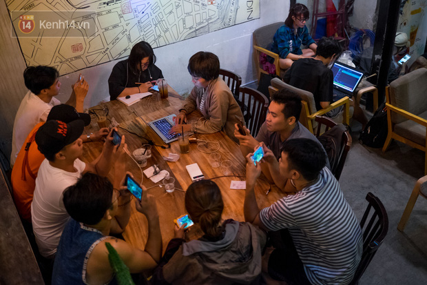 toi cho chang trai ay moi ban gap mat phat thiep cuoi nhung lam lui bo ve vi ban cu cam mat vao dien thoai