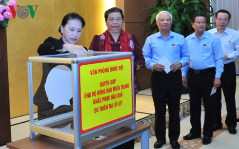 chu ti ch nuo c va chu tich quoc hoi cung can bo nhan vien ung ho dong bao mien trung