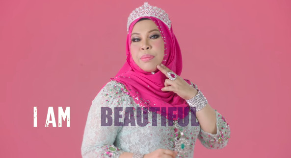 nu dai gia malaysia gay tranh cai khi dang tai buc anh nam giua bon tam chat day tien va trang suc