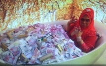 nu dai gia malaysia gay tranh cai khi dang tai buc anh nam giua bon tam chat day tien va trang suc