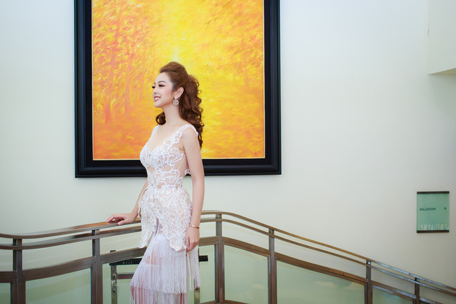 hoa hau 3 con jennifer pham dot mat nguoi nhin voi than hinh nong bong