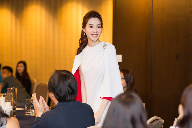 hoa hau dang thu thao xuat hien rang ro sau khi cong bo tin ket hon