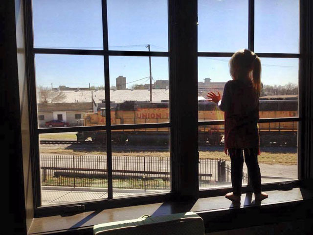 suot 3 nam ngay nao be gai cung vay tay chao khi tau chay qua bong mot ngay nguoi lai tau chi nhin thay tam bien tren cua so