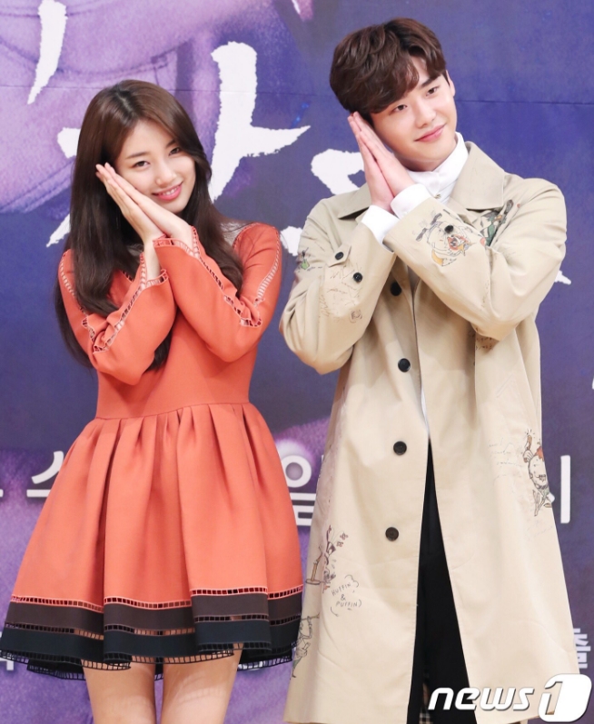 tan chay voi loat anh dang yeu cua suzy lee jong suk trong hop bao