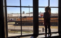 suot 3 nam ngay nao be gai cung vay tay chao khi tau chay qua bong mot ngay nguoi lai tau chi nhin thay tam bien tren cua so