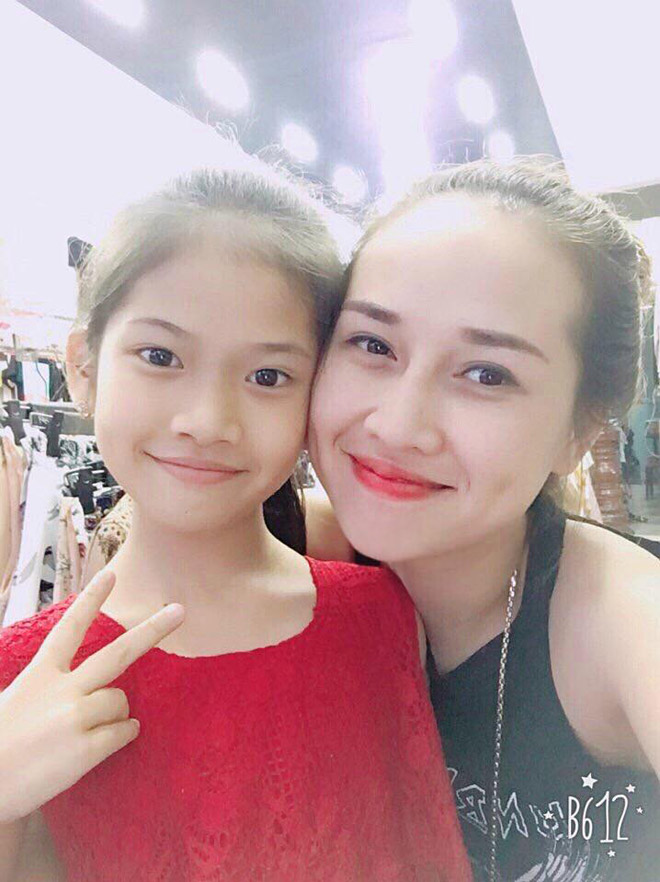 nhan sac ba me 3 con xinh lung linh gai doi muoi cung phai chay dai