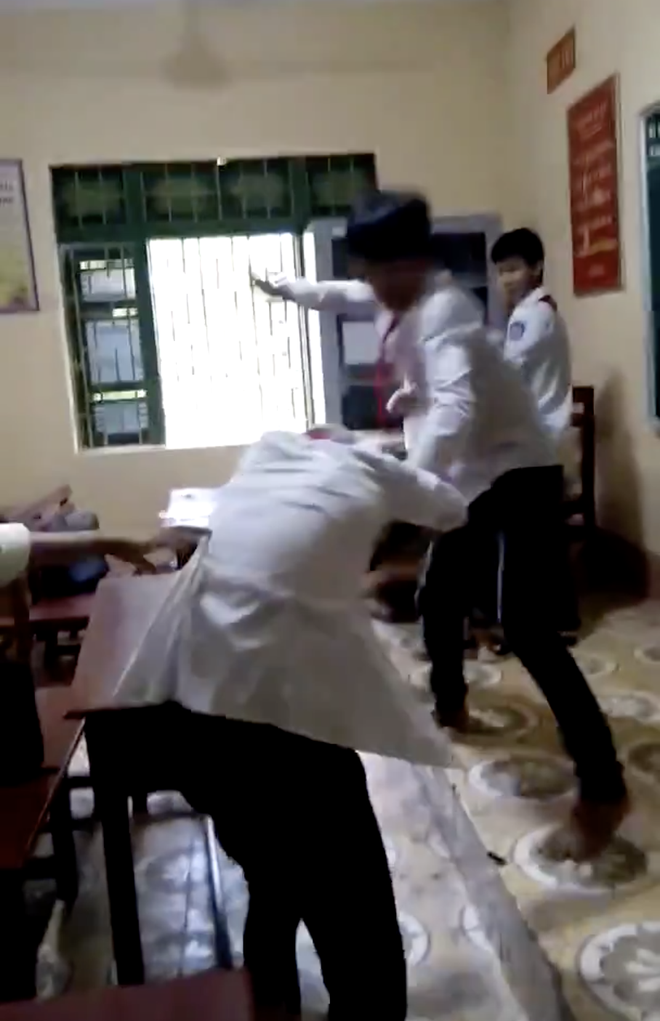 nam sinh song phi dam dap lien tiep vao mat ban nu ngay tren buc giang